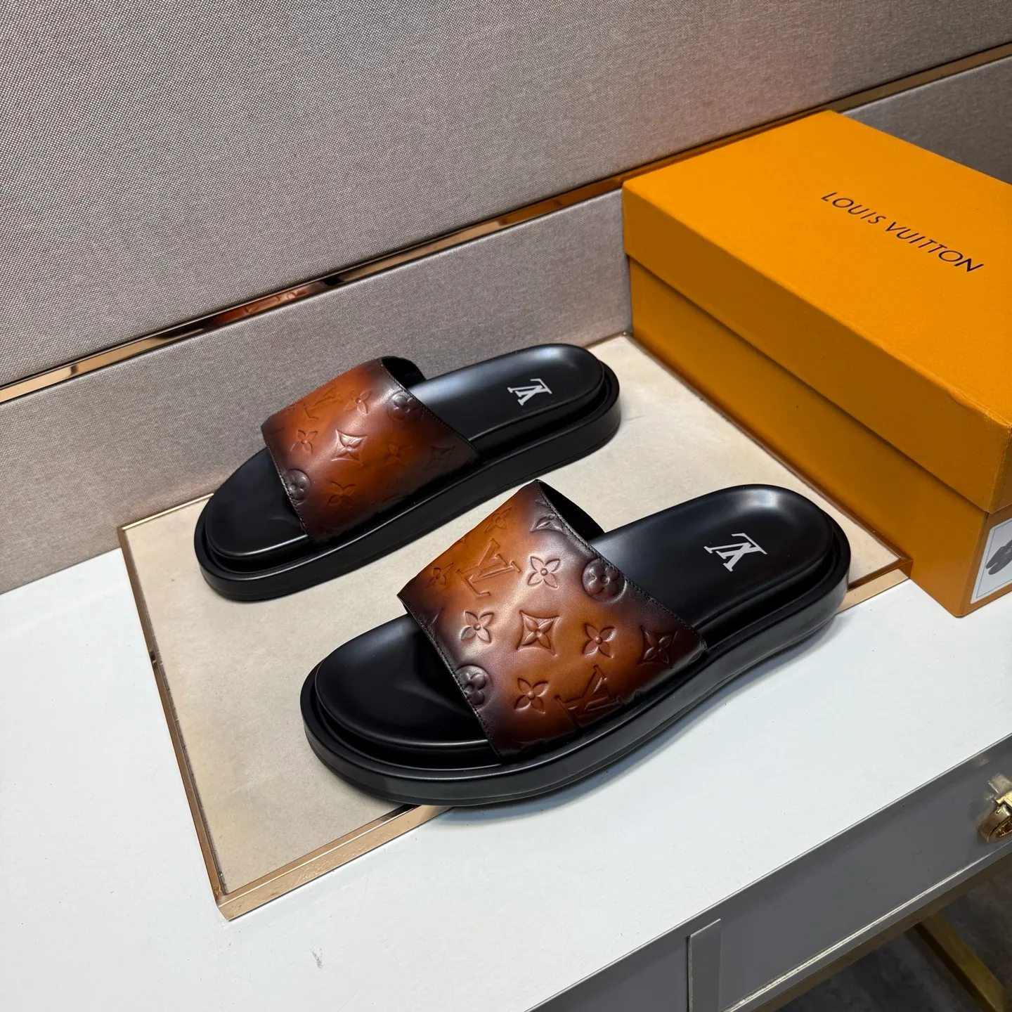 ⬛️Men's shoes 💰p400 [LV～] Men's casual slippers 2025z cabinet sales simultaneously 🔶Size: 39-44#️⃣ 🔷4 colors🔜The upper is made of cowhide stitching➕Genuine leather lining, comfortable and breathable, sole: original comfortable and wear-resistant outsole, ⚠️Real 📱Photographed🎬The real thing is better📢📢📢